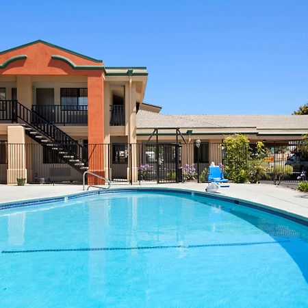 Super 8 By Wyndham Salinas Exterior foto