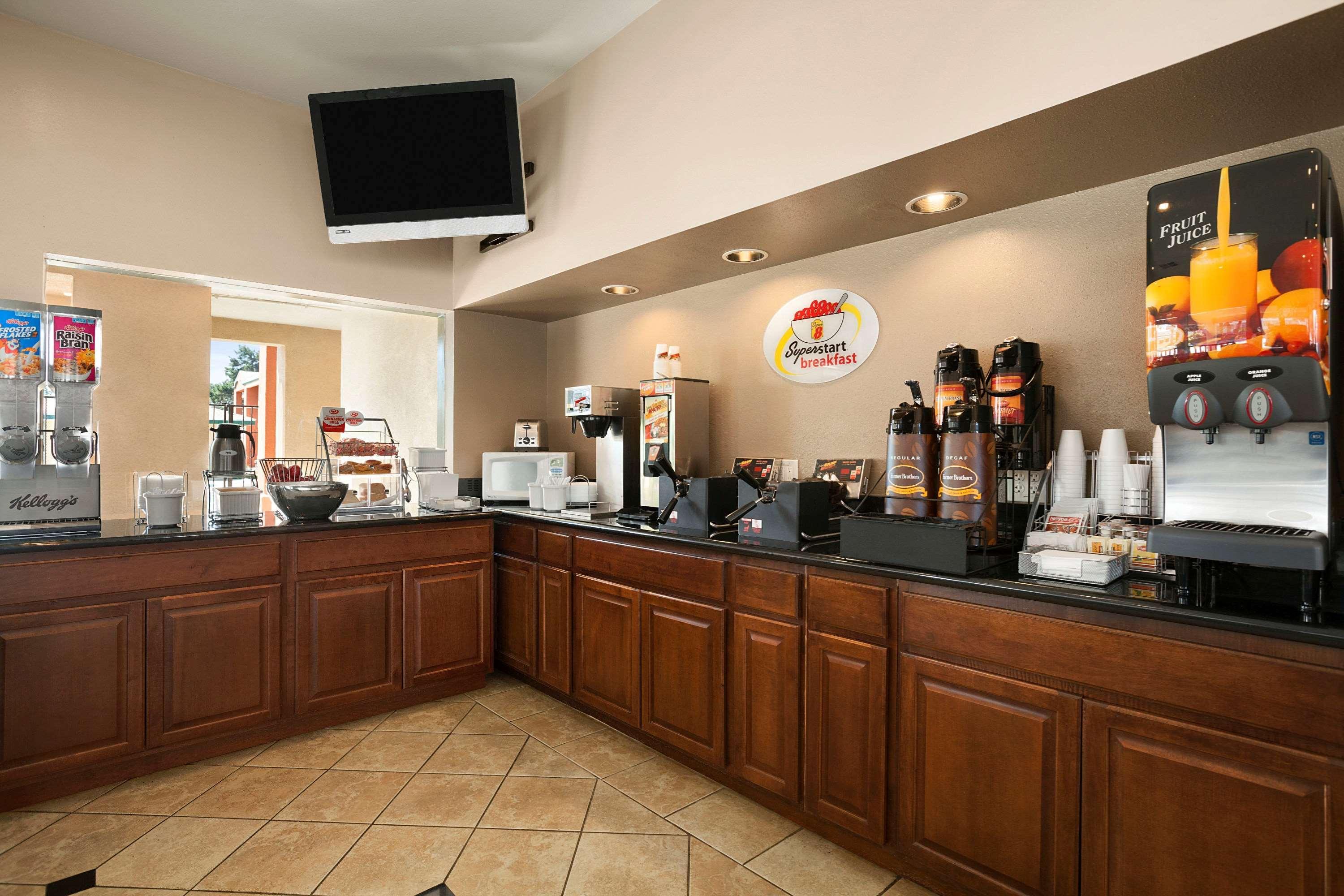 Super 8 By Wyndham Salinas Exterior foto