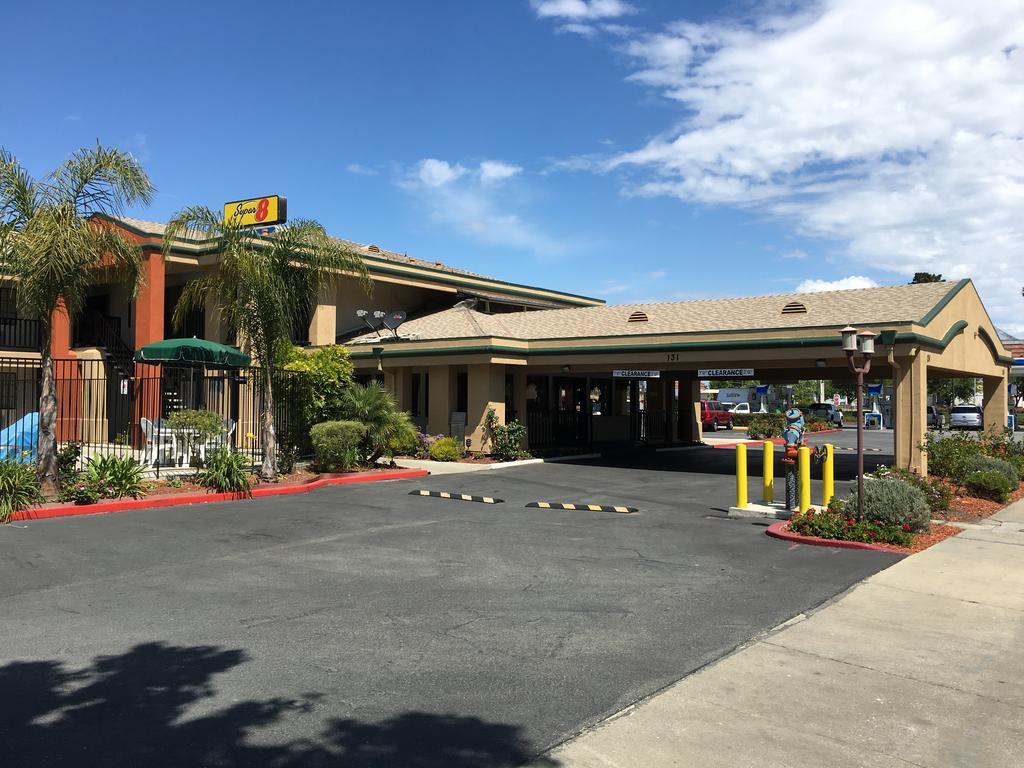 Super 8 By Wyndham Salinas Exterior foto