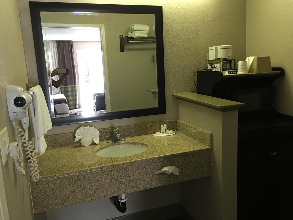 Super 8 By Wyndham Salinas Exterior foto