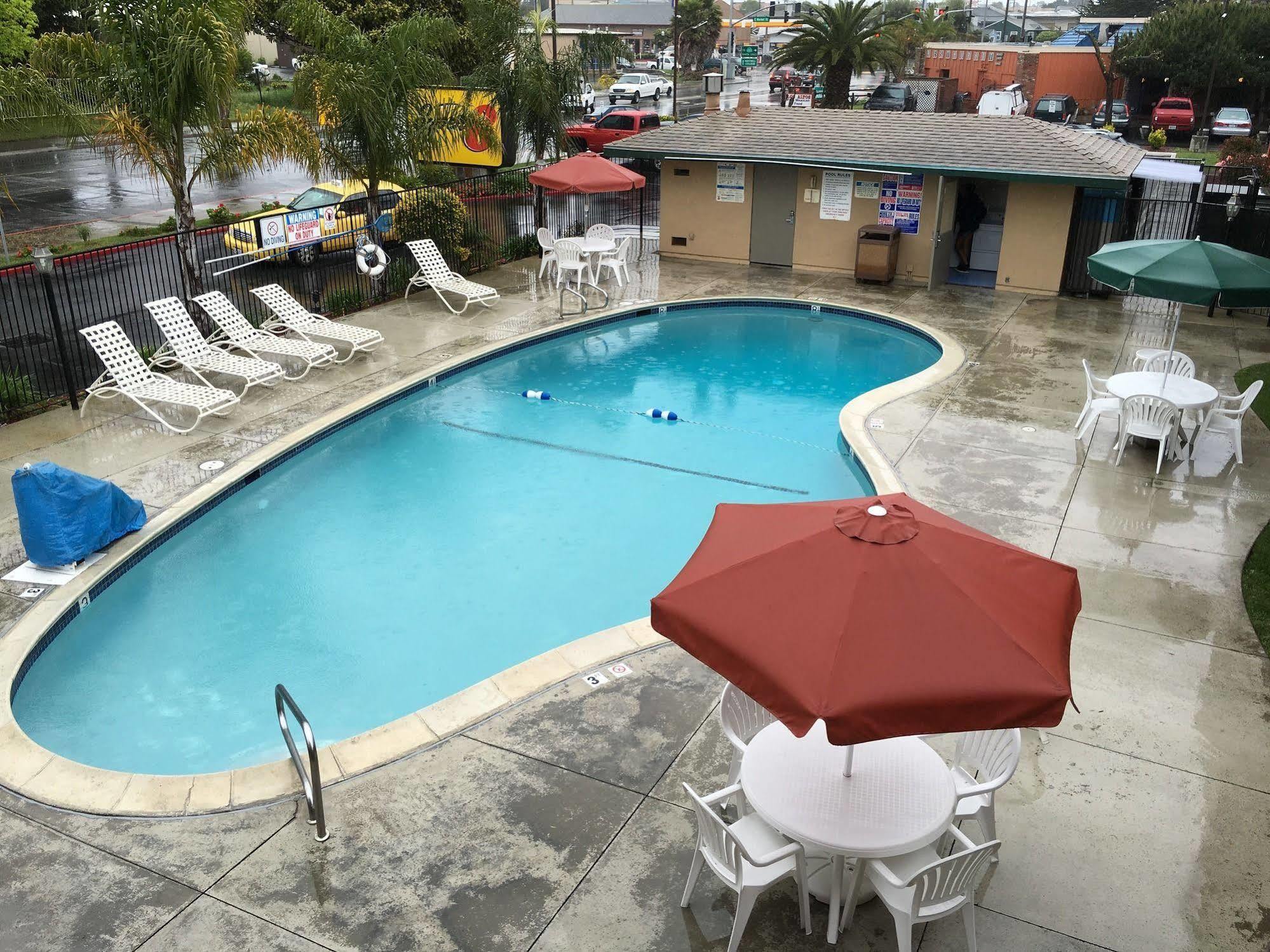 Super 8 By Wyndham Salinas Exterior foto