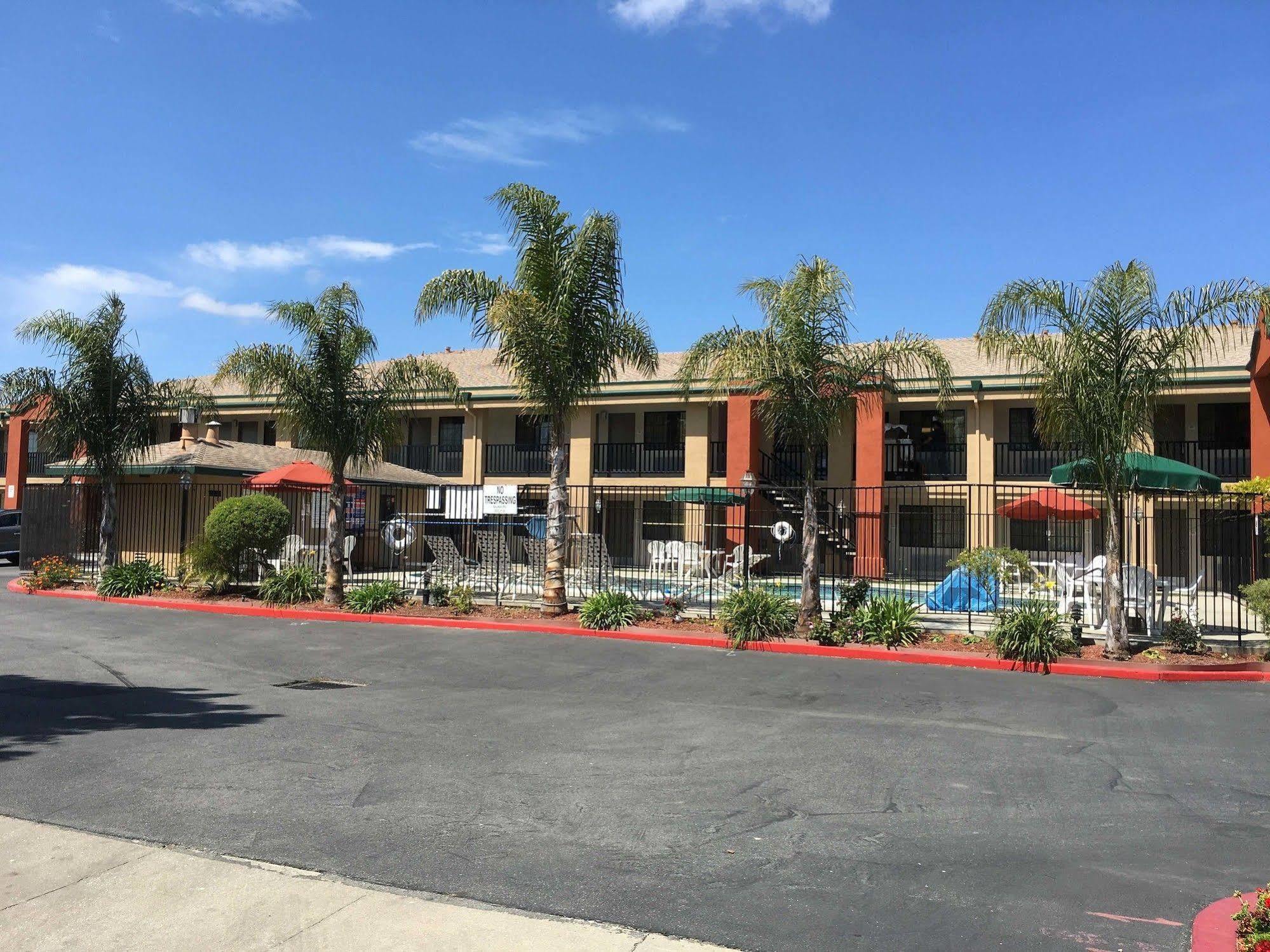 Super 8 By Wyndham Salinas Exterior foto
