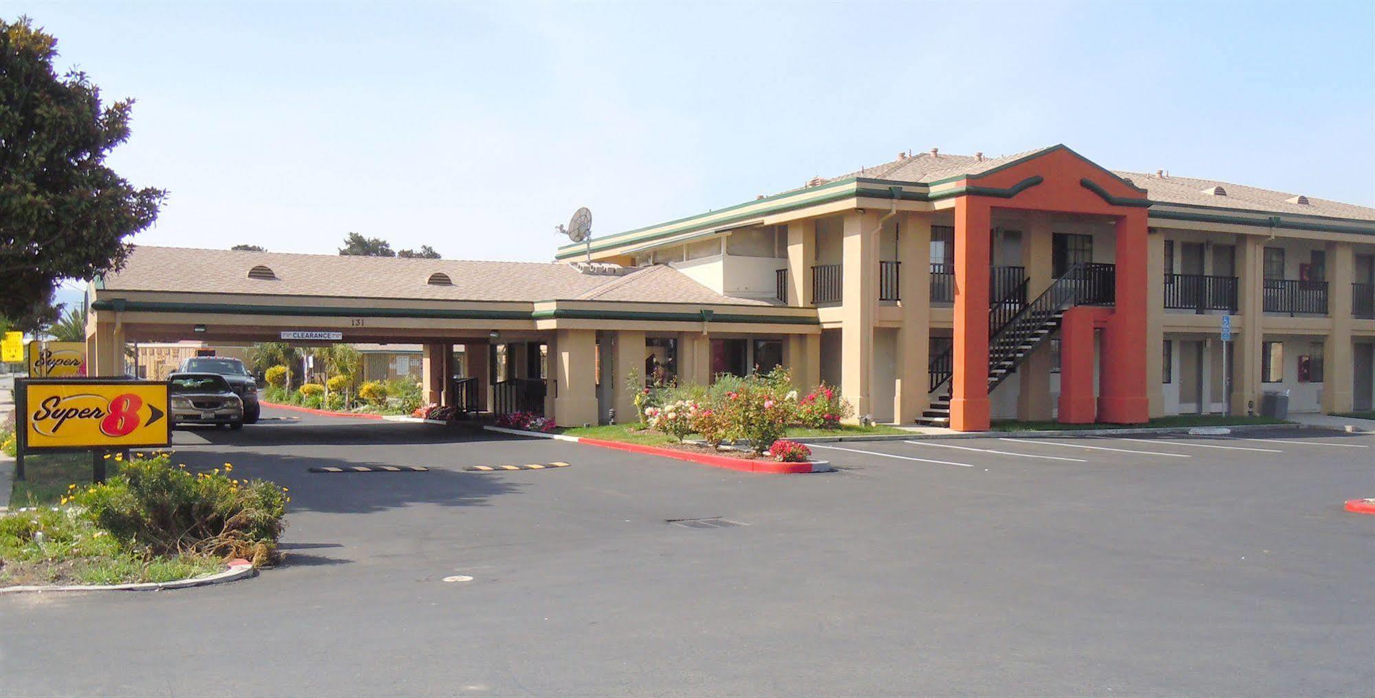 Super 8 By Wyndham Salinas Exterior foto